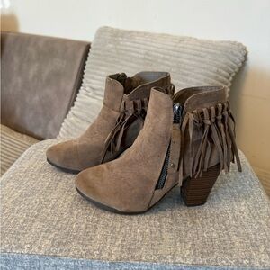 Breckelle’s Gail-26 Brown Suede Fringe Ankle Boots
